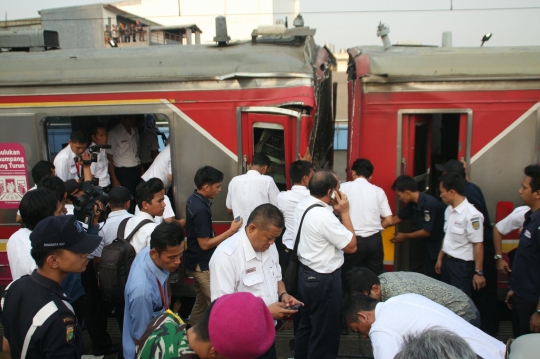 Proses evakuasi masinis terjepit kabin akibat tabrakan KRL di Juanda