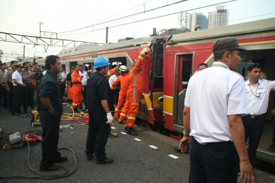 Proses evakuasi masinis terjepit kabin akibat tabrakan KRL di Juanda