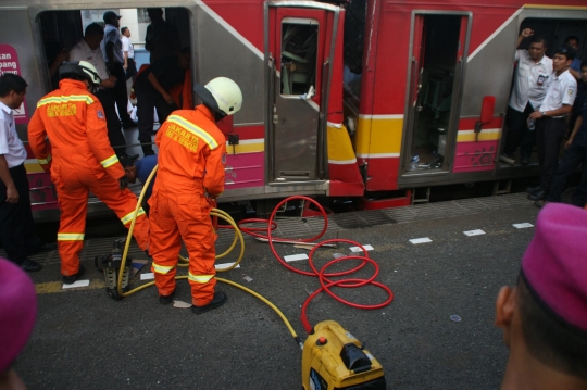 Proses evakuasi masinis terjepit kabin akibat tabrakan KRL di Juanda