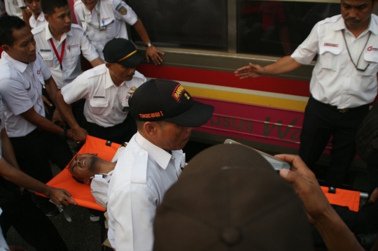 Proses evakuasi masinis terjepit kabin akibat tabrakan KRL di Juanda