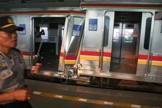 Proses evakuasi masinis terjepit kabin akibat tabrakan KRL di Juanda