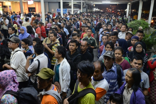 Imbas tabrakan kereta, ribuan penumpang menumpuk di Manggarai