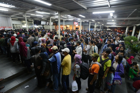 Imbas tabrakan kereta, ribuan penumpang menumpuk di Manggarai