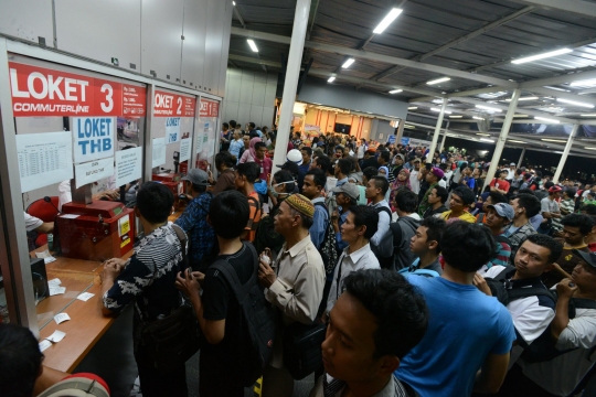 Imbas tabrakan kereta, ribuan penumpang menumpuk di Manggarai