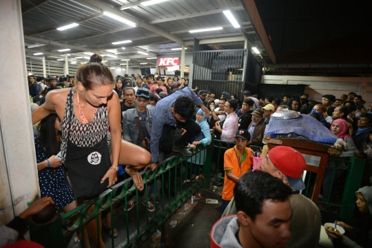 Imbas tabrakan kereta, ribuan penumpang menumpuk di Manggarai