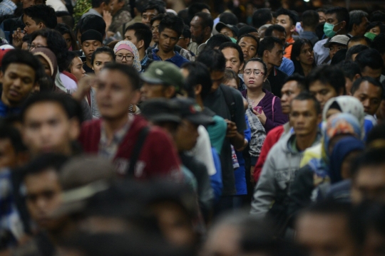 Imbas tabrakan kereta, ribuan penumpang menumpuk di Manggarai