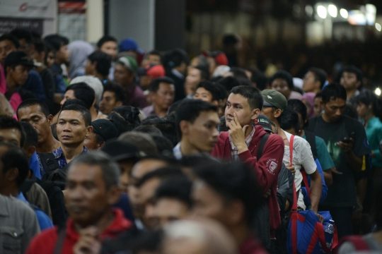 Imbas tabrakan kereta, ribuan penumpang menumpuk di Manggarai