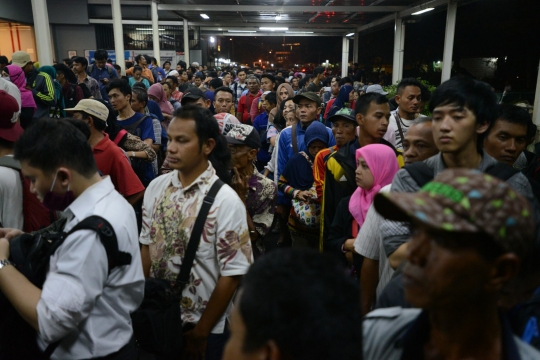 Imbas tabrakan kereta, ribuan penumpang menumpuk di Manggarai