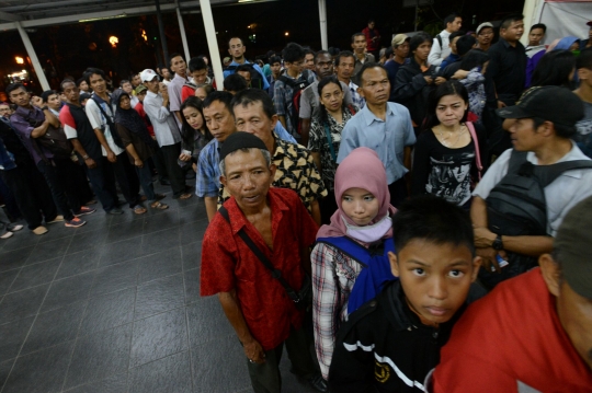 Imbas tabrakan kereta, ribuan penumpang menumpuk di Manggarai
