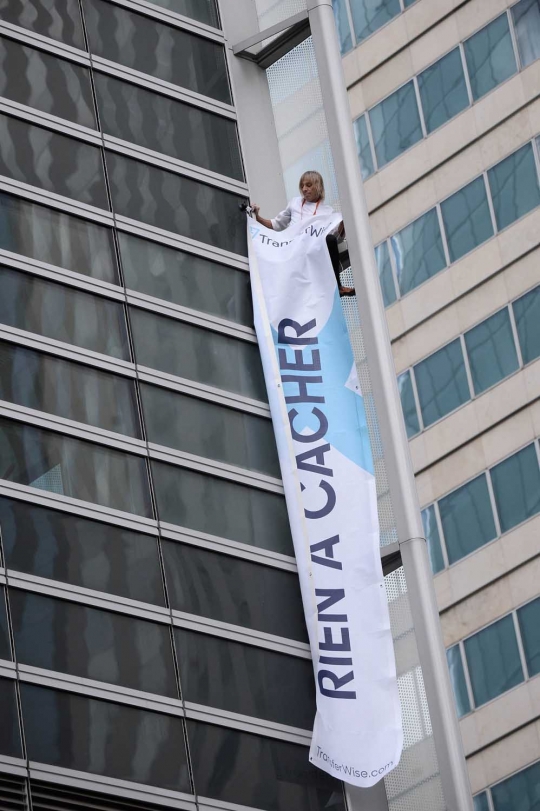 Aksi Alain Robert panjat gedung 185 meter tanpa pengaman