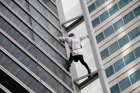 Aksi Alain Robert panjat gedung 185 meter tanpa pengaman