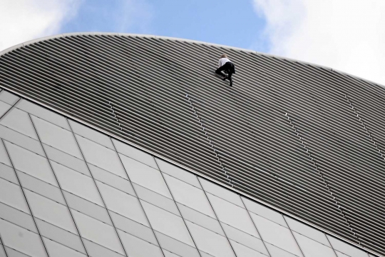 Aksi Alain Robert panjat gedung 185 meter tanpa pengaman