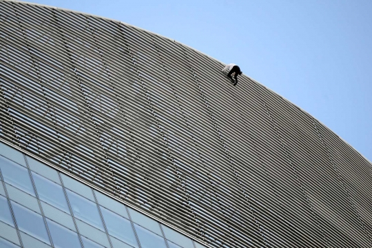 Aksi Alain Robert panjat gedung 185 meter tanpa pengaman