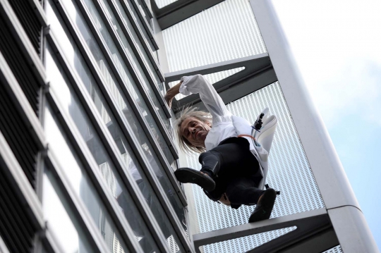 Aksi Alain Robert panjat gedung 185 meter tanpa pengaman