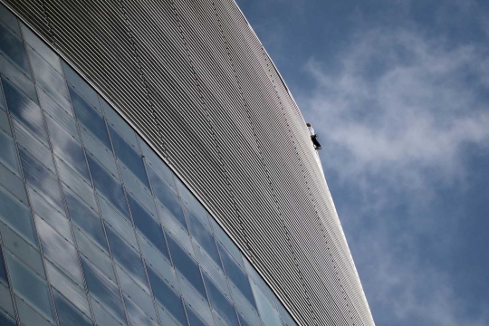 Aksi Alain Robert panjat gedung 185 meter tanpa pengaman