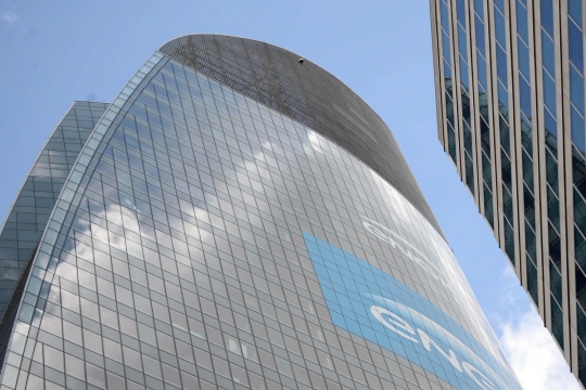 Aksi Alain Robert panjat gedung 185 meter tanpa pengaman