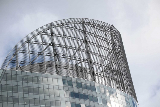Aksi Alain Robert panjat gedung 185 meter tanpa pengaman