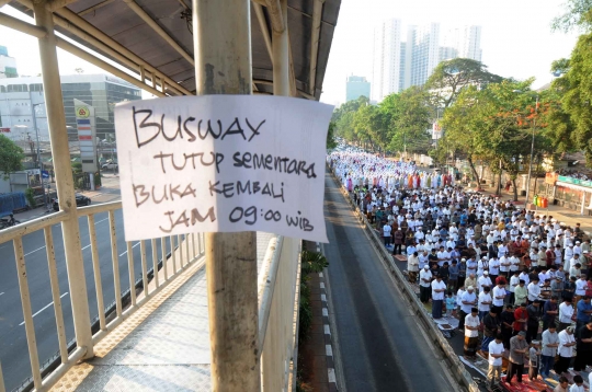 Warga Ibu Kota laksanakan salat Idul Adha di Jalan Salemba