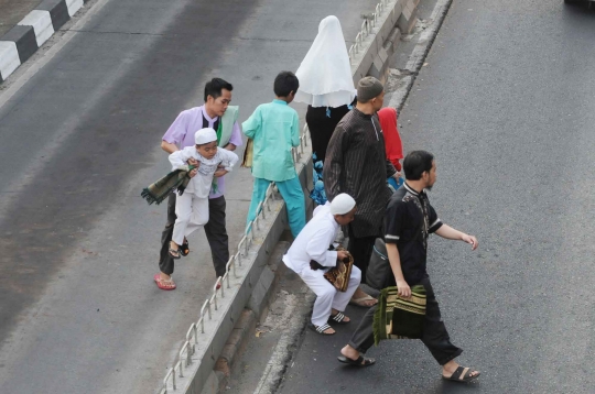 Warga Ibu Kota laksanakan salat Idul Adha di Jalan Salemba