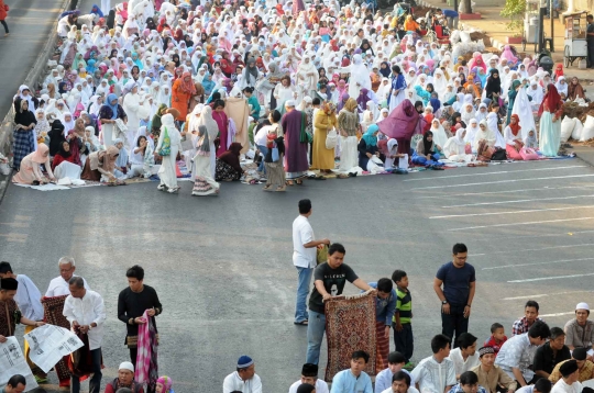 Warga Ibu Kota laksanakan salat Idul Adha di Jalan Salemba