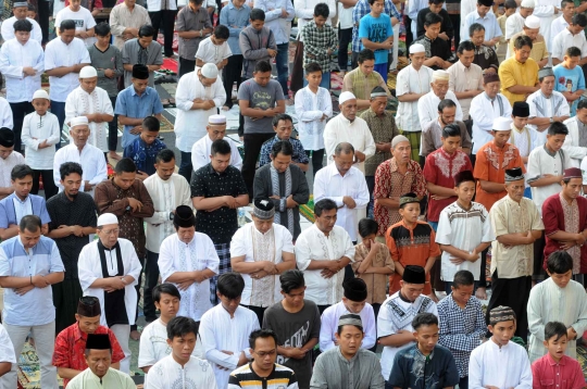 Warga Ibu Kota laksanakan salat Idul Adha di Jalan Salemba