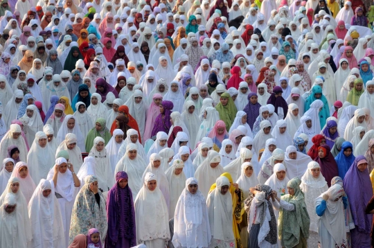 Warga Ibu Kota laksanakan salat Idul Adha di Jalan Salemba