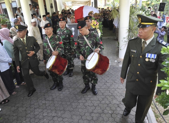 Prajurit TNI AD antar jenazah Adnan Buyung ke TPU Tanah Kusir