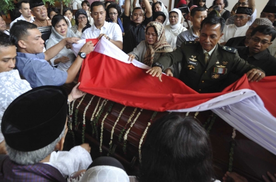 Prajurit TNI AD antar jenazah Adnan Buyung ke TPU Tanah Kusir