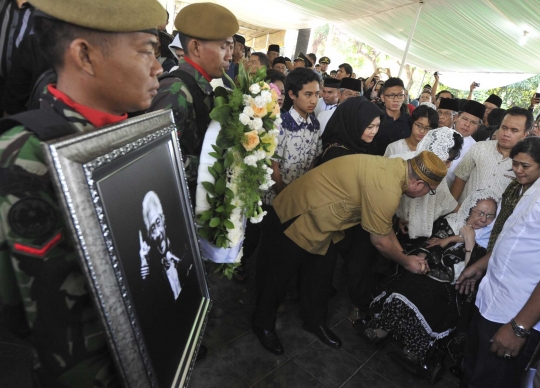 Prajurit TNI AD antar jenazah Adnan Buyung ke TPU Tanah Kusir