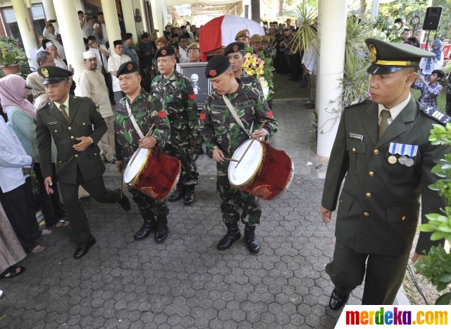 Foto : Prajurit TNI AD antar jenazah Adnan Buyung ke TPU 