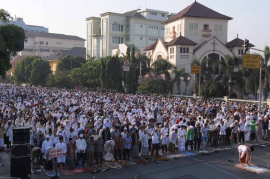 Ribuan warga Jatinegara gelar salat Idul Adha di jalan raya