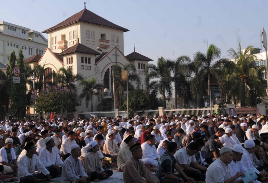 Ribuan warga Jatinegara gelar salat Idul Adha di jalan raya