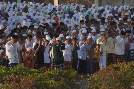 Ribuan warga Jatinegara gelar salat Idul Adha di jalan raya