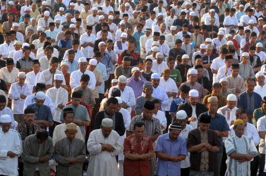 Ribuan warga Jatinegara gelar salat Idul Adha di jalan raya