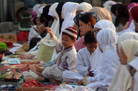 Ribuan warga Jatinegara gelar salat Idul Adha di jalan raya