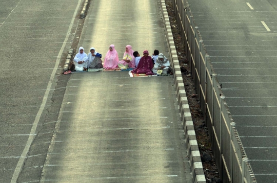 Ribuan warga Jatinegara gelar salat Idul Adha di jalan raya