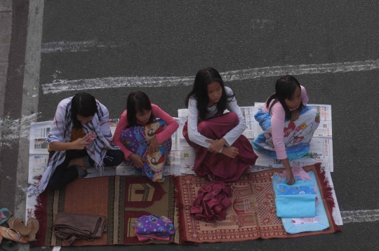 Ribuan warga Jatinegara gelar salat Idul Adha di jalan raya