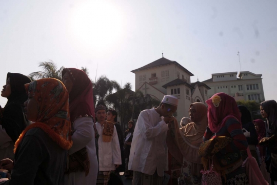 Ribuan warga Jatinegara gelar salat Idul Adha di jalan raya