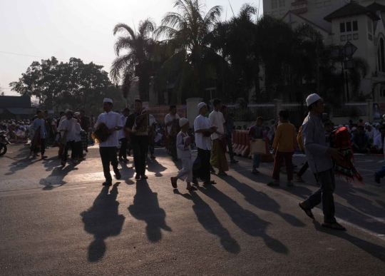 Ribuan warga Jatinegara gelar salat Idul Adha di jalan raya