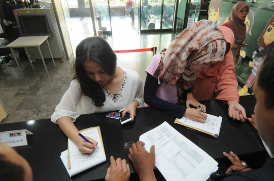 Idul Adha, keluarga tahanan silih berganti datangi Gedung KPK