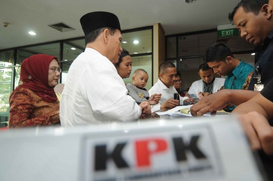 Idul Adha, keluarga tahanan silih berganti datangi Gedung KPK