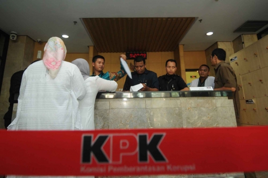 Idul Adha, keluarga tahanan silih berganti datangi Gedung KPK