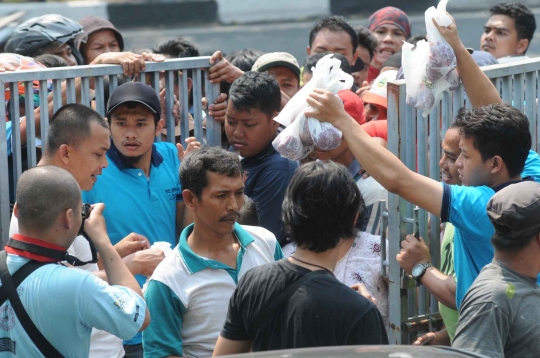 Antusiasme warga berebut daging kurban di DPP LDII