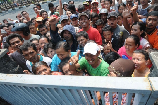 Antusiasme warga berebut daging kurban di DPP LDII