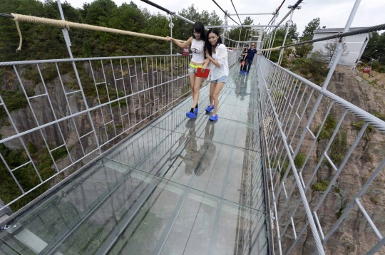 Uji nyali seberangi jembatan kaca 300 meter yang bikin kaki lemas