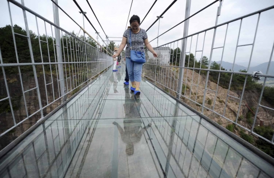 Uji nyali seberangi jembatan kaca 300 meter yang bikin kaki lemas