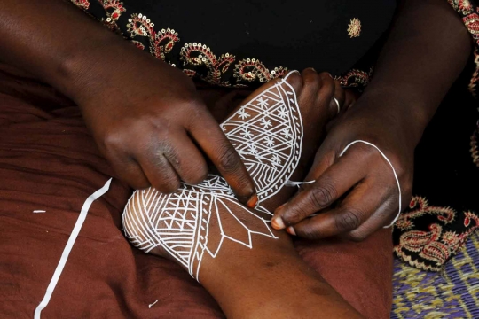 Tradisi wanita Pantai Gading rayakan Idul Adha dengan tato henna