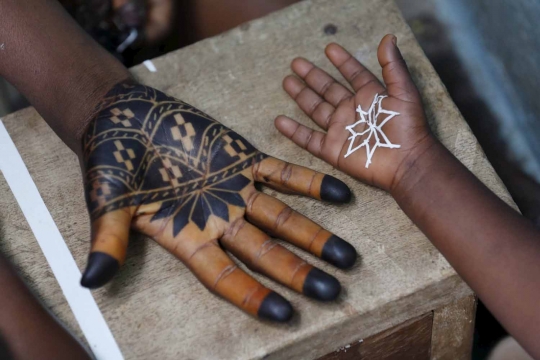 Tradisi wanita Pantai Gading rayakan Idul Adha dengan tato henna