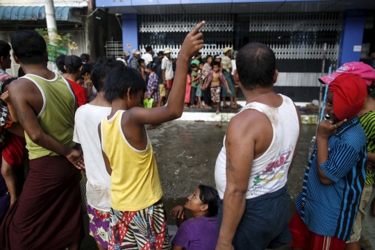 Potret pembagian daging hewan kurban di Myanmar