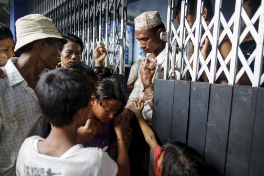 Potret pembagian daging hewan kurban di Myanmar